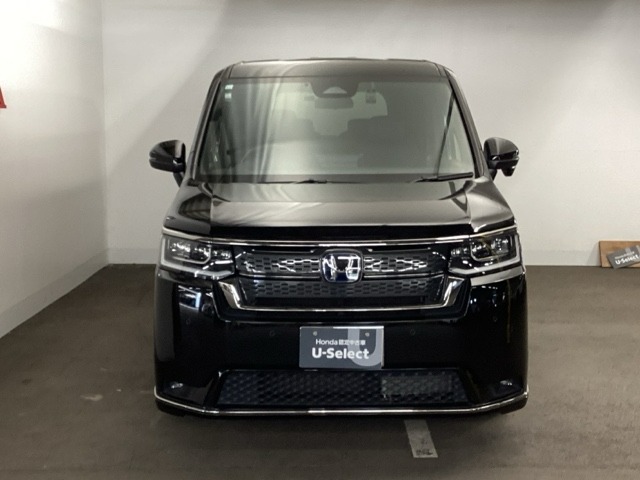 このフロントマスクは個性もいっぱい　人気の車です。