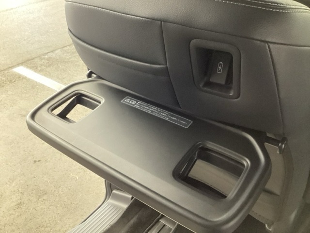 折りたたみ式の【シートバックテーブル】限られた空間を有効活用。車内の家族時間をもっと快適に。