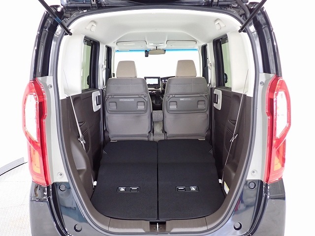 リアシートを倒すと高さも奥行もあるラゲッジスペースとなり自転車なんかも積めちゃいます！！