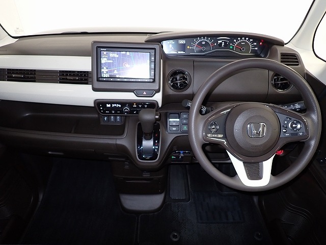 視界と視認性に優れたインパネまわりに統一感のあるデザインで全体をすっきりと。スイッチ類は見やすく分かりやすいレイアウトに。エンジンスタートはスタートボタンをワンプッシュ！