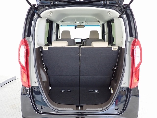 リアシートの後ろにはラゲッジスペースが確保されています。開口部も大きく床も低いので積み降ろしが楽です。