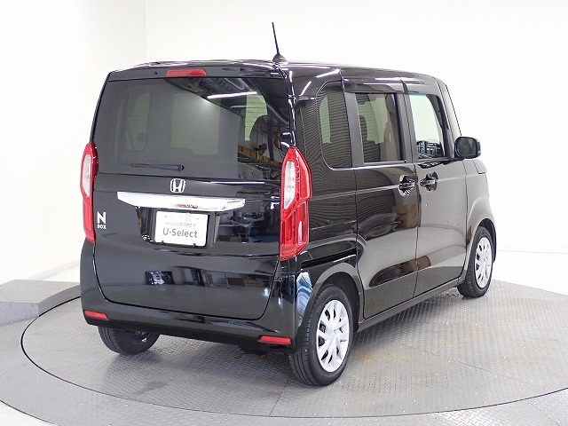 プライバシーガラスが装備されています。外を見るときには気にならずに、後方車両からは車内が見えにくい設計です、周りを気にせず、快適に運転できますよ。