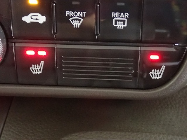 寒い冬でも暖かポカポカのシートヒーターが装備されています。