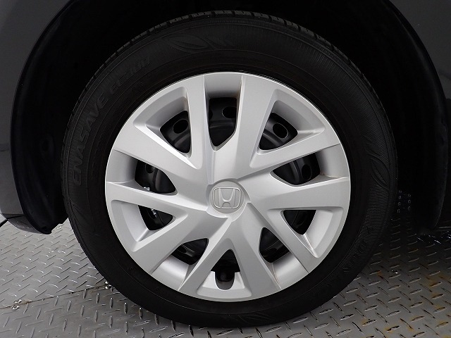 ホイールは車のデザインにマッチした専用タイプです。