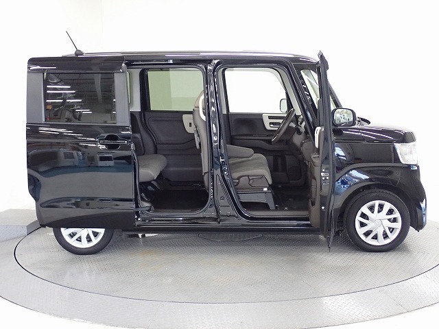 Honda独自のセンタータンクレイアウト、低床設計で床が低くドアも大きく開きますので、女性やお子様、ご年配の方にも一段と乗り降りがしやすくなっています。