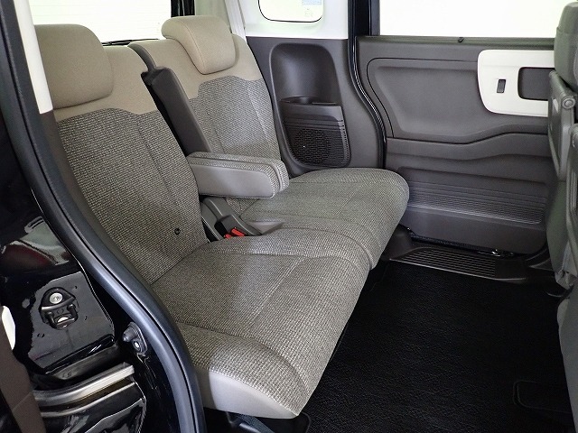 リアシートは足元も広々していて足を組めるほど余裕があります！又背もたれを左右別々に倒せるので長い物でも積めます。