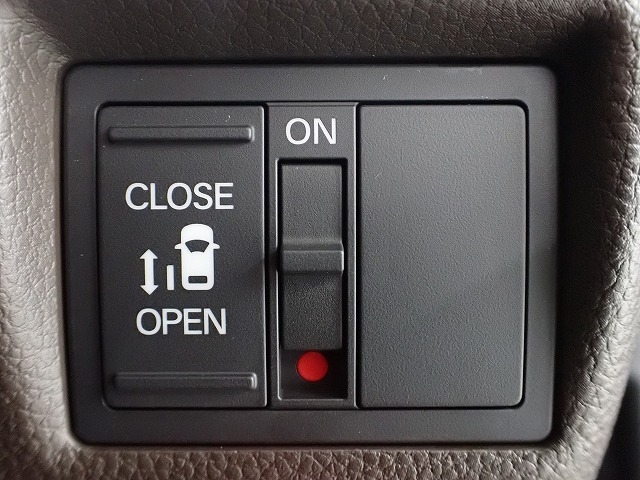 運転席からもスライドドアをボタン操作でスピーディーに開閉できます！またスマートキーでも操作できるので便利です。