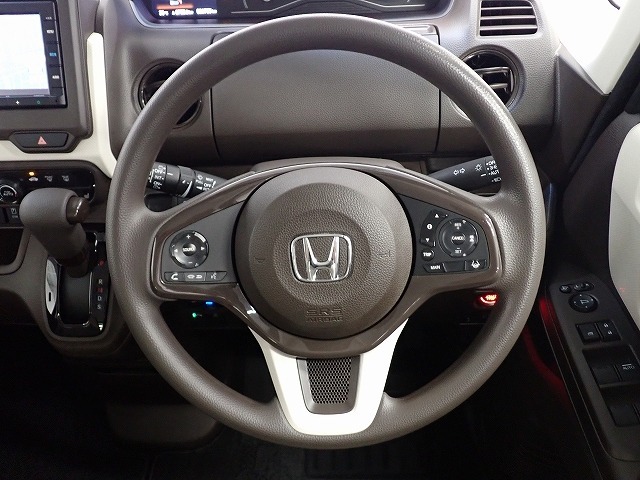 ハンドル左側にはオーディオ操作が出来るオーディオリモートコントロールスイッチ、右側にはHonda SENSINGとオートクルーズコントロールのスイッチを装備！