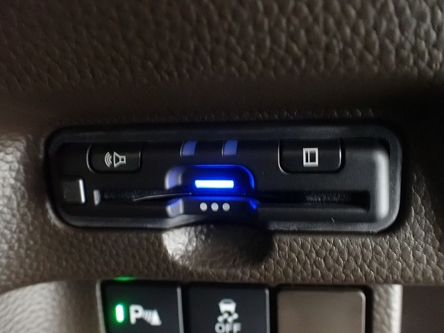 デザインスッキリのビルトイン『ETC』！高速道路の特典はもちろん、キャッシュレスなので料金所では徐行するだけで通過可能です！