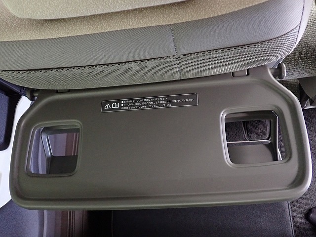 リアシート前には軽食を取るときなどに便利な折りたたみ式の大型トレー付！使わない時はしまっておけます。快適な装備満載で嬉しいですね♪