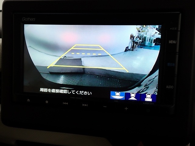 バックも安心のリアカメラ付いています。リアカメラがあると、いつでも安全にバックできますね。死角も減ります。3ビュー切り替え、ガイド線表示なので便利です。