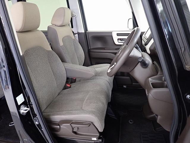 フロントシートはベンチシートです、運転席と助手席の移動が簡単です。真ん中にはアームレストも装備されています！ また運転席シートの高さも調整できます。