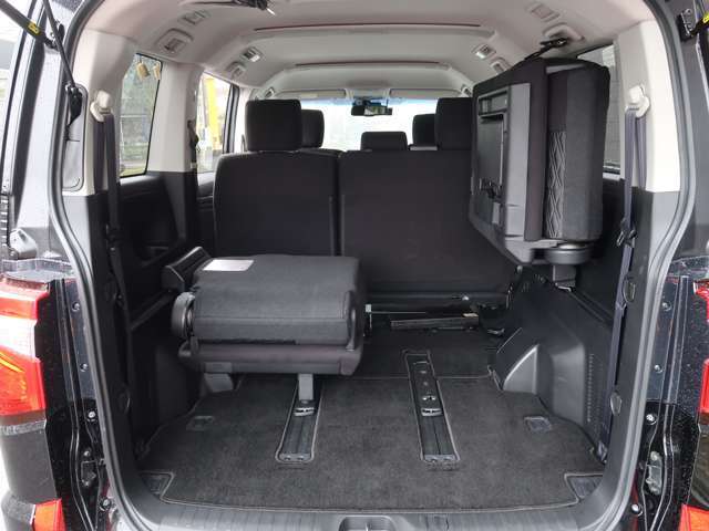 サードシートは跳ね上げ式です