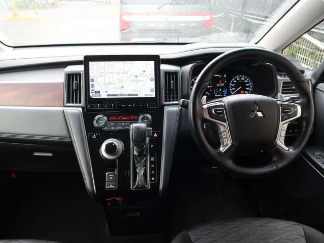 インパネ回り　黒基調内装　ウッド調パネル