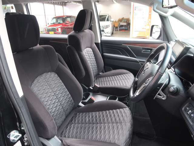 フロントシート　シートヒーター付き　アームレスト付き