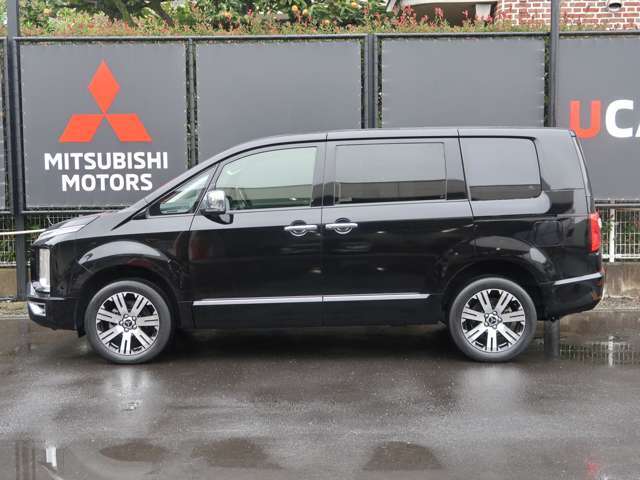 リヤドア両側電動スライドドア　サイドステップレスです