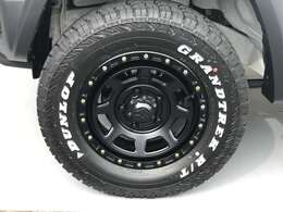XJ07ホイールに発売されたばかりのDUNLOPグラントレックR/T01(225/70R16)タイヤを装着しています！オンロード＆オフロード性能を両立させ見た目もバッチリなブロックタイヤです！