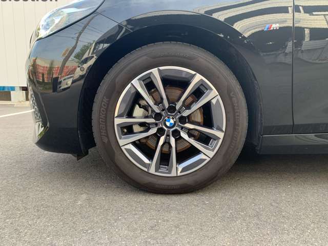 ホイールの真ん中にはBMWのロゴが光ります。細部までBMW一色ですね。