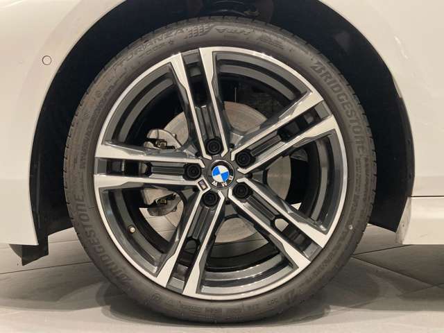 BMWの純正アロイホイールは軽量かつ強度にも優れているホイールで走行性能を引き上げる設計になっております。足元にもBMWは妥協がなくこだわっている個所になります。