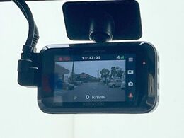 【ドライブレコーダー】安心・安全なカーライフに必須のドライブレコーダーを装備！走行中はもちろん、あおり運転や事故に遭遇した際の状況も映像で記録し、万一のリスクに備えます。