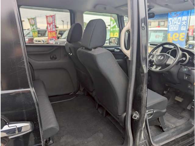 後部座席も目立つシミや汚れも無くとてもきれいな状態を保っております