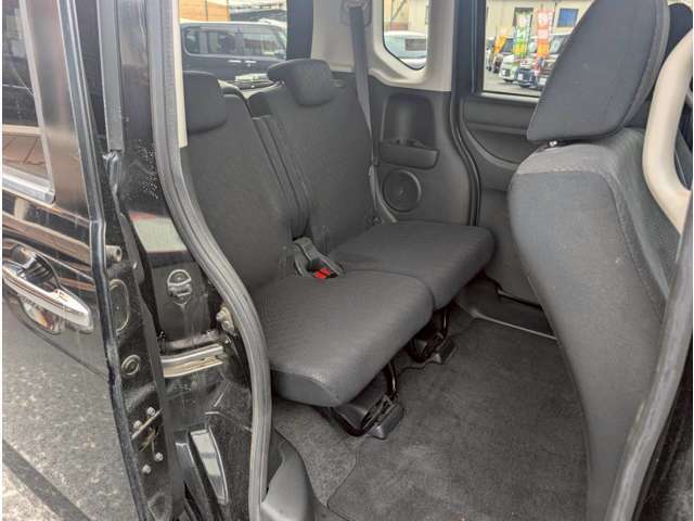 後部座席も目立つシミや汚れも無くとてもきれいな状態を保っております