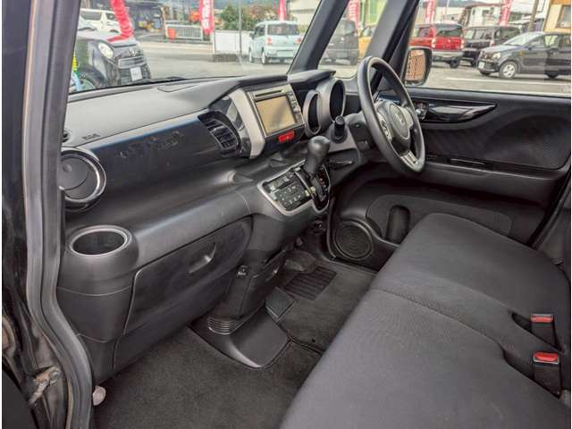 フロントシートも目立つシミや汚れも無くとてもきれいな状態を保っております