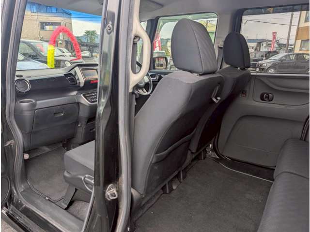 後部座席も目立つシミや汚れも無くとてもきれいな状態を保っております