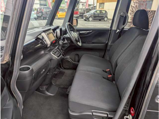 フロントシートも目立つシミや汚れも無くとてもきれいな状態を保っております