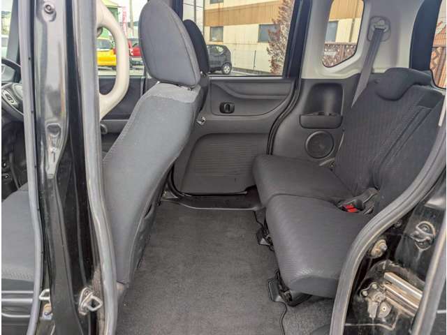 後部座席も目立つシミや汚れも無くとてもきれいな状態を保っております