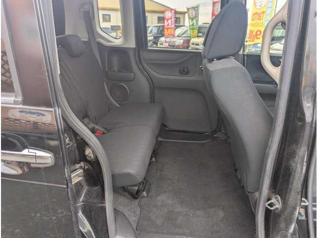 後部座席も目立つシミや汚れも無くとてもきれいな状態を保っております