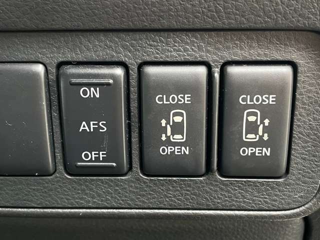 両側オートスライドドア装備！運転席のスイッチやリモンキーでも開閉操作が出来るので便利ですよ！