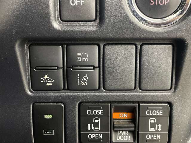 【運転席操作部】『運転席周辺の装備』の画像になります。快適なドライブを楽しむための機能が装備されています！運転席から触れるので使いやすいです！