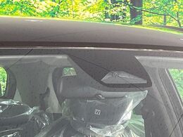 【ホンダセンシング】走行中に前方の車両等を認識し、衝突しそうな時は警報とブレーキで衝突回避と被害軽減をアシスト。より安全にドライブをお楽しみいただけます。