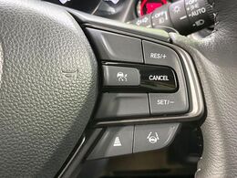 【アダプティブクルーズコントロール】高速道路での長距離走行が楽に！！自動で速度を保つクルーズコントロールが、衝突軽減システムと連携し、前方の車両を感知して車間を保つように速度調節してくれます！！
