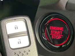 【Hondaスマートキー】カバンやポケットに入れたままでもドアの施錠・解錠が可能なスマートキーを装備。エンジンのオン・オフ時もカギを取り出す必要が無いからとっても便利です♪