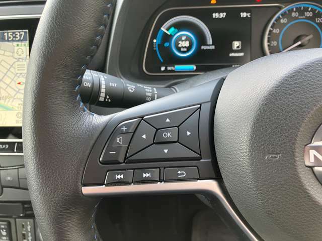 ハンドルには、ボリューム調整ボタンと電話受信ボタンなどが付いています。運転中に手をハンドルから離さずにオーディオシステムの音量を調整したり、ハンズフリーで電話に応答することが可能です。