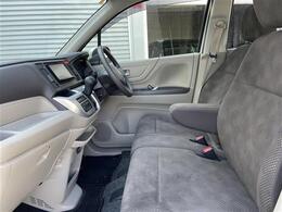 【助手席】きれいな助手席なので家族や友だちに乗ってもらっても安心です！新品のフロアマットのご注文も可能です。掲載箇所以外にご希望の写真がございましたらお気軽にお問い合わせ下さい。