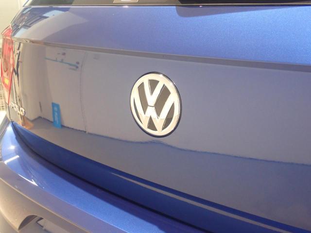 リアカメラがVWエンブレムに内蔵されています。ギアをリバースに入れると車両後方の映像が映しだされます。