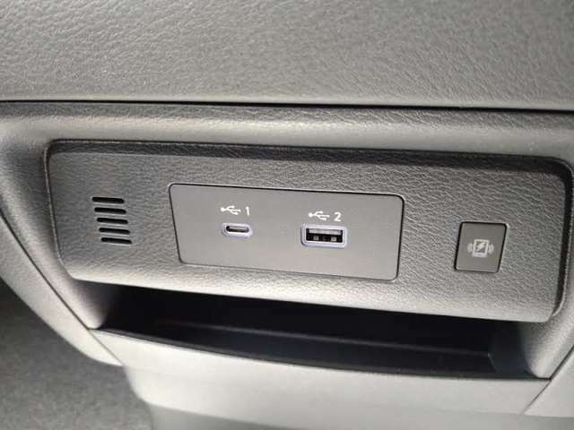 USBソケットがついており後部座席でもロングドライブを快適に過ごすことができます