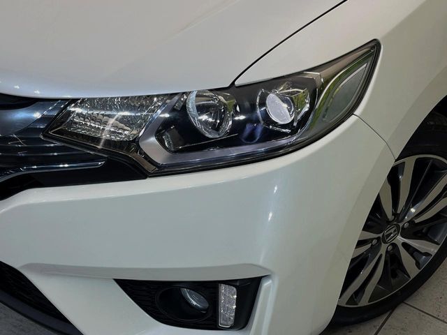 【LEDヘッドライト】悪天候や夜間走行時も良好な視界を確保し安心して運転できる高輝度LEDヘッドライトを装備！点灯速度が早く、消費電力も抑えられています。