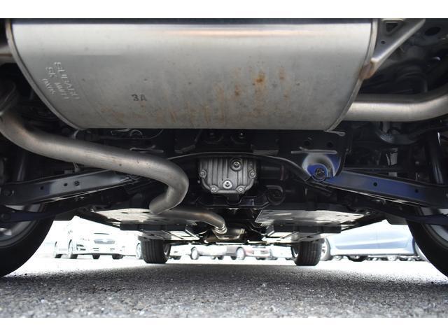 車両後方からの下回りです。マフラー防錆塗装や下回り防錆施工等も可能でございます。