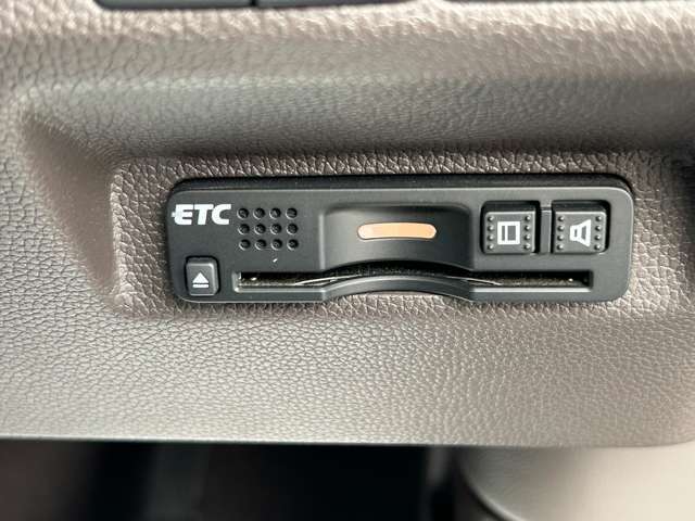 【ETC】有料道路を利用する際に料金所で停止することなく通過できる、ETC車載器（ノンストップ自動料金収受システム機器）が装備されています。セットアップを行うことで利用可能になります。