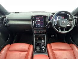 Xc40T4インスクリプション入庫です。harman/kkardn高音質スピーカーやメモリ機能付きパワーシートなど快適装備盛りだくさん