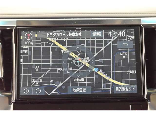 純正ナビを装備。タッチパネル式で使いやすく、お出かけもラクラクです。