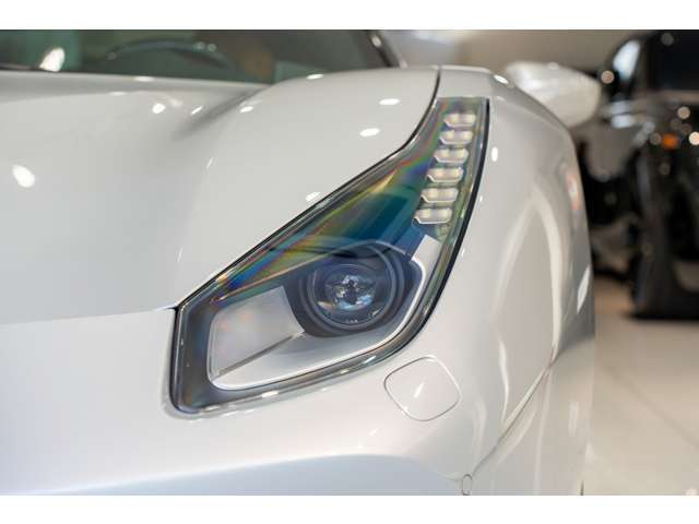 ヘッドライトはFerrariらしいデザインになっており、夜間も目立つ仕様になっております。