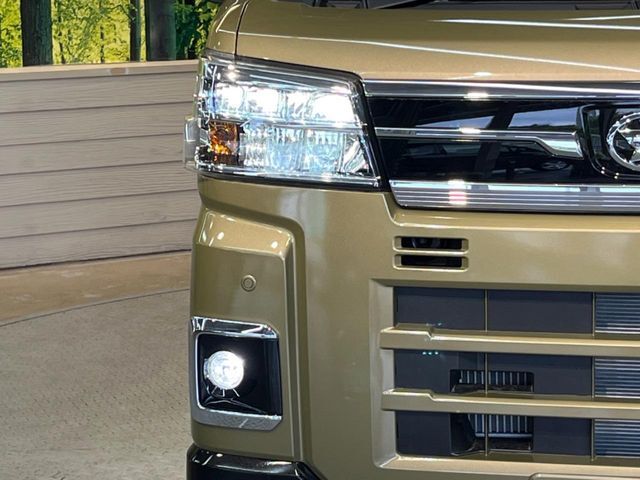 【LEDヘッドライト】悪天候や夜間走行時も良好な視界を確保し安心して運転できる高輝度LEDヘッドライトを装備！点灯速度が早く、消費電力も抑えられています。