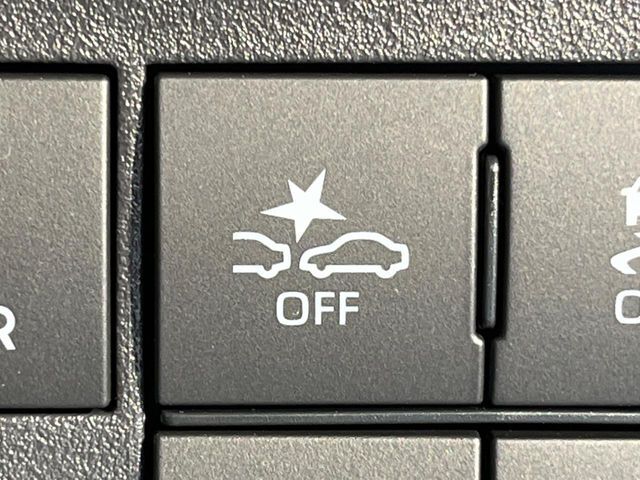 【スマートアシスト】走行中に前方の車両等を認識し、衝突しそうな時は警報とブレーキで衝突回避と被害軽減をアシスト。より安全にドライブをお楽しみいただけます。