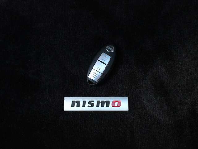 インテリキーも装備されていてお車の高額装備のひとつです！！カバンの中から鍵を探す手間もなくすぐに開閉できます！両手が荷物で塞がっている時や雨のときなど便利ですね！