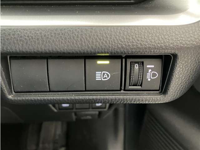 対向車がいないとき、見通しの悪い道路は暗くて怖いですよね。。。こちらのクルマはオートマチックハイビーム搭載です！対向車の有無で自動でハイ・ロウビームに切り替えます。